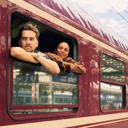 Mensen uit de trein hangen