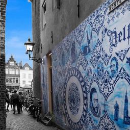 Muur beschilderd met een delftsblauwe tekening