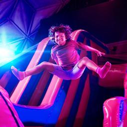 Kind op trampoline