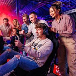 Personen spelen de F1 Race Experience