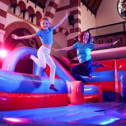 kinderen op trampoline