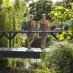 Vrouwen op bruggetje in de natuur