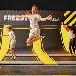 kinderen springen op trampolines