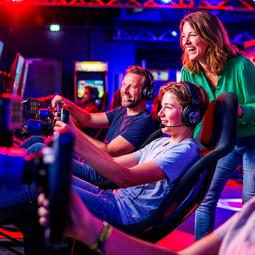 Personen spelen de F1 Race Experience