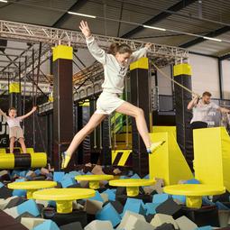 kinderen doen een parkour