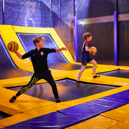 Trefbal op trampoline