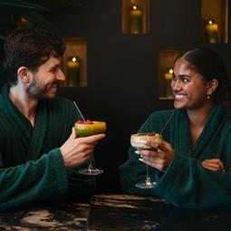 Man en vrouw genieten van een drankje