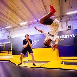Salto op trampoline
