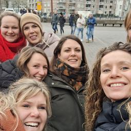 Groep vrienden maakt een selfie op een plein in de stad