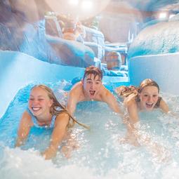 Mensen in wildwaterbaan