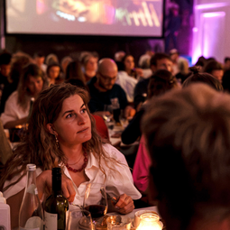 Vrouw kijkt naar de film