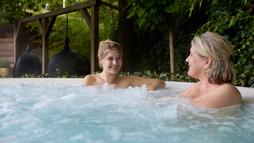Vrouwen in buitenbubbelbad
