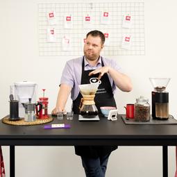 Man poseert met koffieapparaat