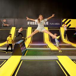 kinderen springen op trampolines