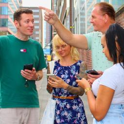 Team van deelnemers krijgt uitleg tijdens een interactieve citygame in de binnenstad.
