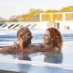 Man en vrouw in zwembad