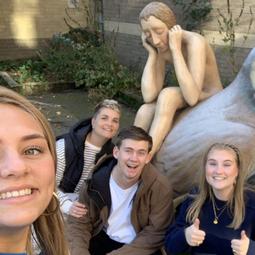 Groep vrienden maakt een selfie op een plein in de stad