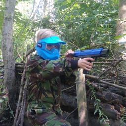 kind met paintball pistool