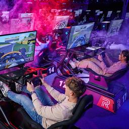 Personen spelen de F1 Race Experience