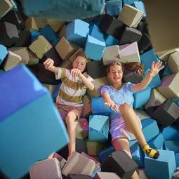 kinderen in foam pit