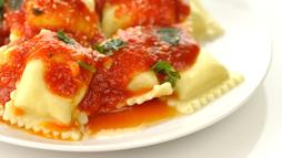 Ravioli met rode saus